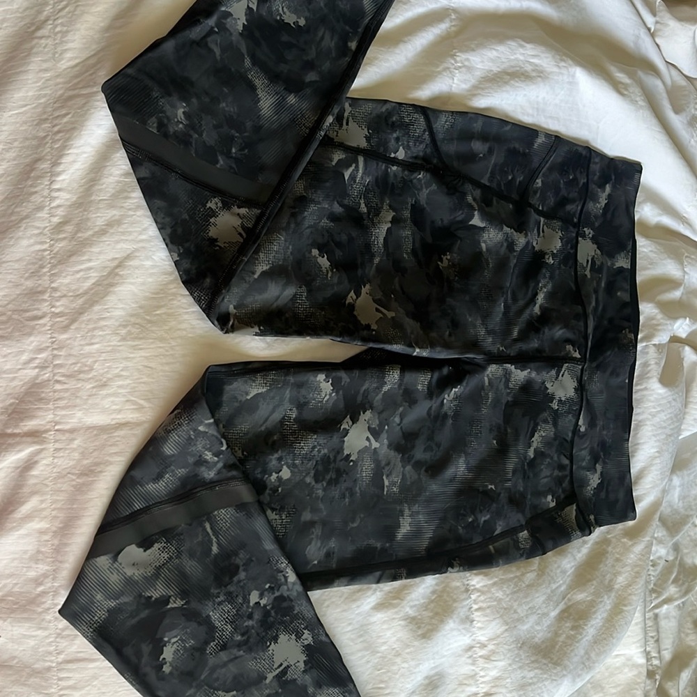 Sweaty Betty The Zero Gravity Gently worn yoga pants in camouflage color.Size XL
